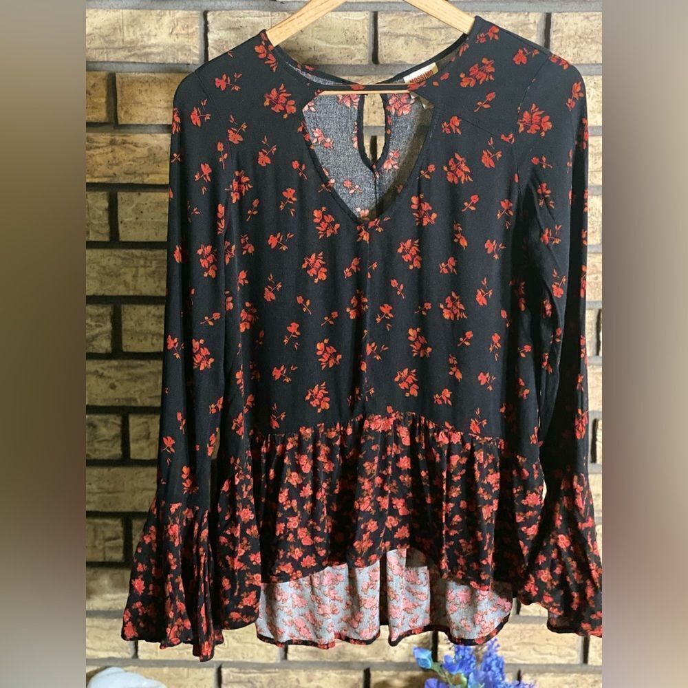 Black and red‎ Mossimo flowy top with peekaboo front